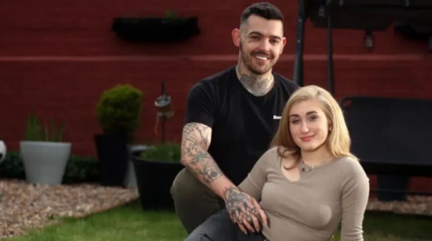 Πόλεμος στην Ουκρανία: Ο Βρετανός που εγκατέλειψε σύζυγο και παιδιά για 22χρονη Ουκρανή λέει ότι κάνει το νοσοκόμο της 