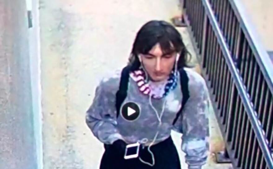 Μακελειό στο Ιλινόις: Στη δημοσιότητα φωτογραφία του 21χρονου δράστη μεταμφιεσμένου σε γυναίκα μετά την επίθεση