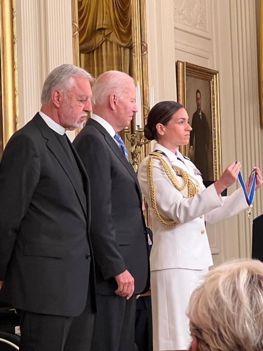 Ο Τζο Μπάιντεν τίμησε με το Προεδρικό Μετάλλιο Ελευθερίας τον πατέρα Άλεξ Καρλούτσο