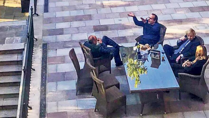 Σεξ, πάρτι και χρυσές ταπετσαρίες κρέμασαν τον Μπόρις Τζόνσον «στα μανταλάκια»