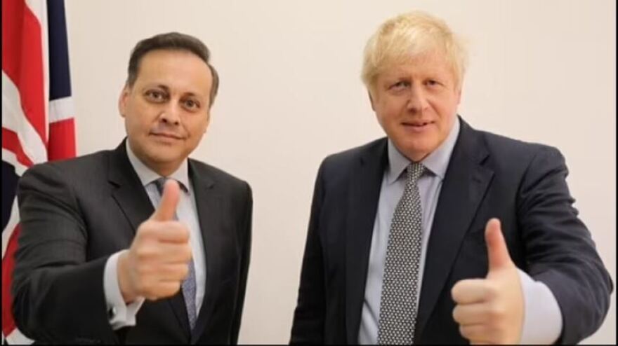 Σεξ, πάρτι και χρυσές ταπετσαρίες κρέμασαν τον Μπόρις Τζόνσον «στα μανταλάκια»