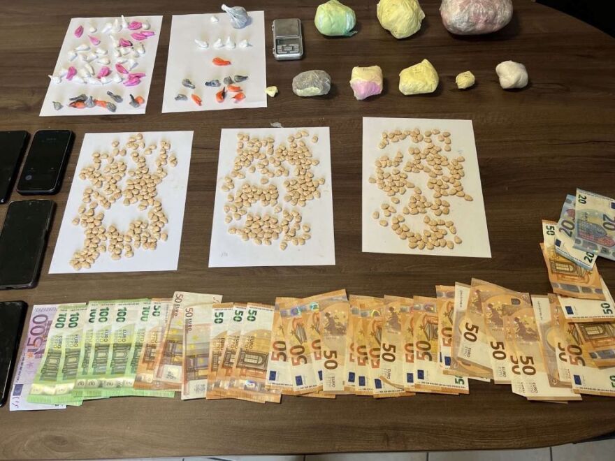  Μύκονος: Η αστυνομία πέρασε χειροπέδες σε μέλη κυκλώματος με κοκαΐνη, παραισθησιογόνα και κάνναβη