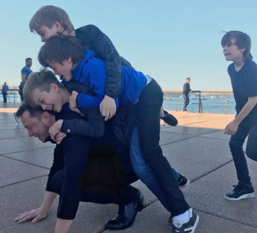 Έλον Μασκ: Εβδομάδες πριν γεννηθεί το 2ο παιδί του με την Grimes, απέκτησε δίδυμα με άλλη γυναίκα!