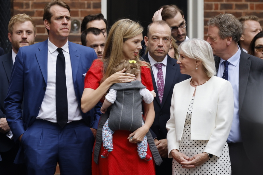 Πολιτική κρίση στη Βρετανία: Η Κάρι και η 9 μηνών Ρόμι στο πλευρό του Μπόρις Τζόνσον τη στιγμή της παραίτησης