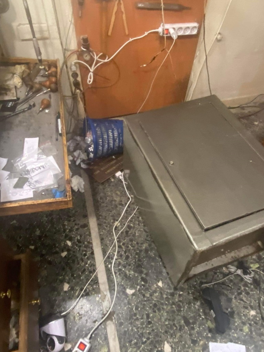 Θεσσαλονίκη - Νέο βίντεο: Οι διαρρήκτες έχουν μπει στο χρυσοχοείο και προσπαθούν να σύρουν χρηματοκιβώτιο