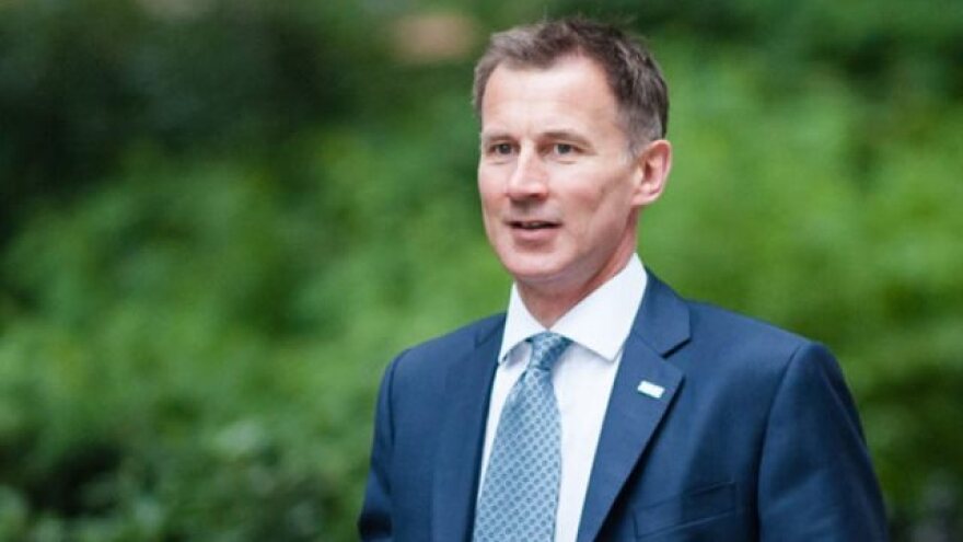 Και επίσημα υποψήφιος για την πρωθυπουργία της Βρετανίας ο πρώην ΥΠΟΙΚ που «έσυρε» τον χορό των παραιτήσεων