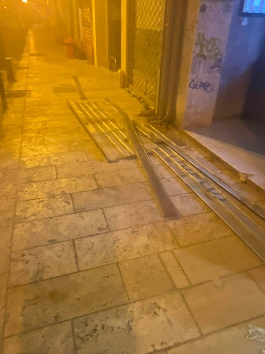 Θεσσαλονίκη - Νέο βίντεο: Οι διαρρήκτες έχουν μπει στο χρυσοχοείο και προσπαθούν να σύρουν χρηματοκιβώτιο