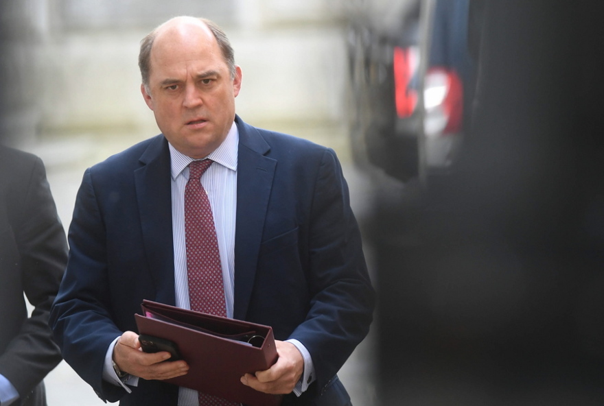 Φαβορί ο υπουργός Άμυνας, Μπεν Γουάλας, για να διαδεχτεί τον Μπόρις Τζόνσον