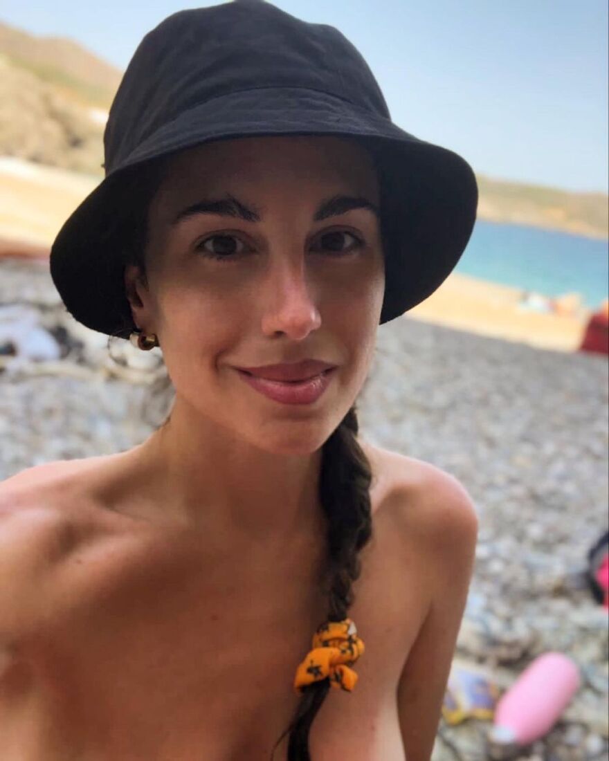 Παυλίνα Βουλγαράκη: Ποζάρει τόπλες στα Κύθηρα