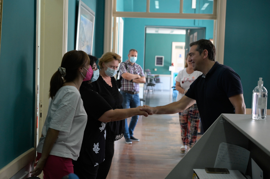 Επίσκεψη του Αλέξη Τσίπρα στη Σάμο - Συνομίλησε με σεισμόπληκτους 