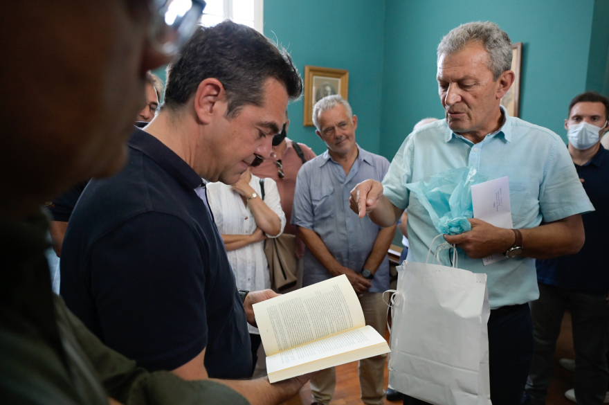 Επίσκεψη του Αλέξη Τσίπρα στη Σάμο - Συνομίλησε με σεισμόπληκτους 