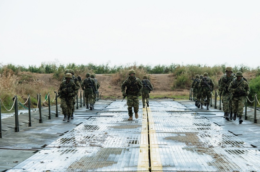  Εντυπωσιακές εικόνες: Το Δ' Σώμα Στρατού με τη συνδρομή ελικοπτέρων διασχίζει τον Έβρο