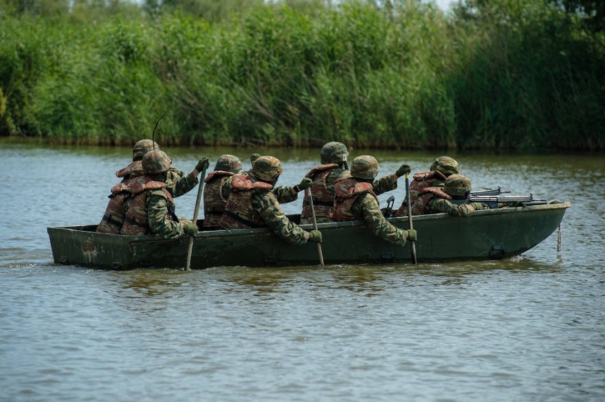  Εντυπωσιακές εικόνες: Το Δ' Σώμα Στρατού με τη συνδρομή ελικοπτέρων διασχίζει τον Έβρο