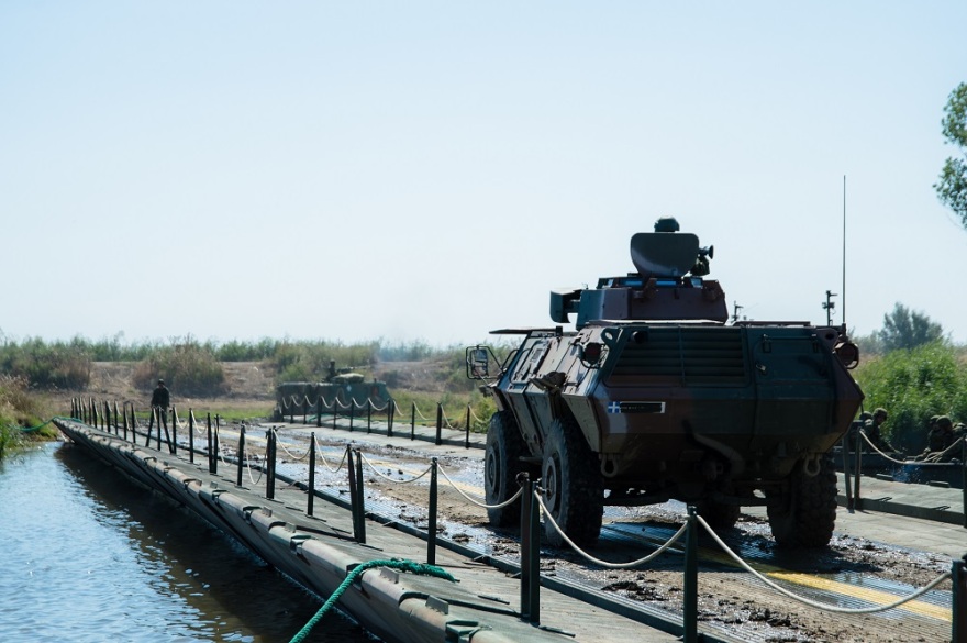  Εντυπωσιακές εικόνες: Το Δ' Σώμα Στρατού με τη συνδρομή ελικοπτέρων διασχίζει τον Έβρο