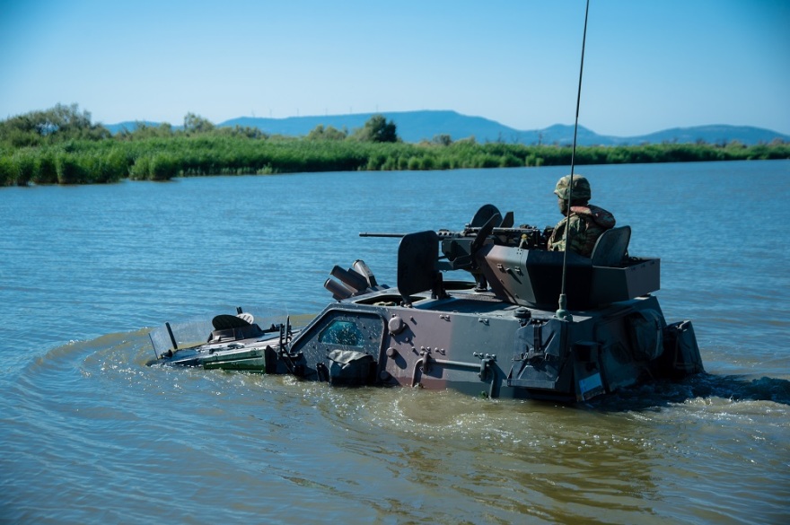  Εντυπωσιακές εικόνες: Το Δ' Σώμα Στρατού με τη συνδρομή ελικοπτέρων διασχίζει τον Έβρο