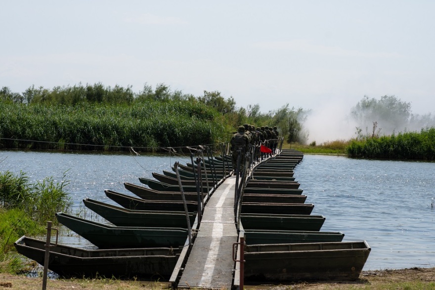  Εντυπωσιακές εικόνες: Το Δ' Σώμα Στρατού με τη συνδρομή ελικοπτέρων διασχίζει τον Έβρο