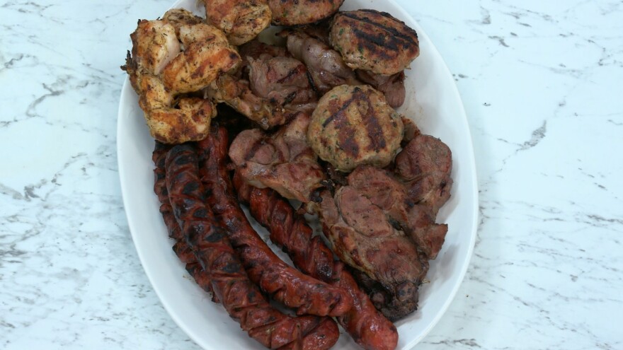 Kitchen Lab: Ο Άκης Πετρετζίκης εύχεται «καλό καλοκαίρι» με το καλύτερο barbecue 