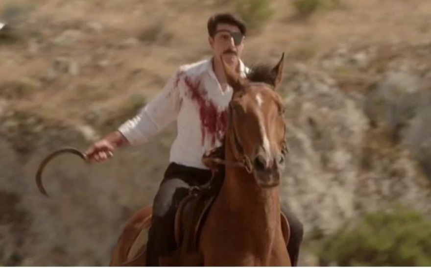 Άγριες Μέλισσες: Ο Μελέτης σκοτώνει τον Ακύλα με δρεπάνι και το Twitter τον αποθεώνει