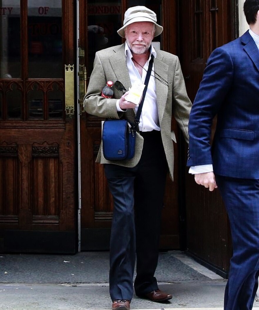 Ο εκατομμυριούχος που έσυρε έναν οδοκαθαριστή στα δικαστήρια για ένα φιλικό δάνειο