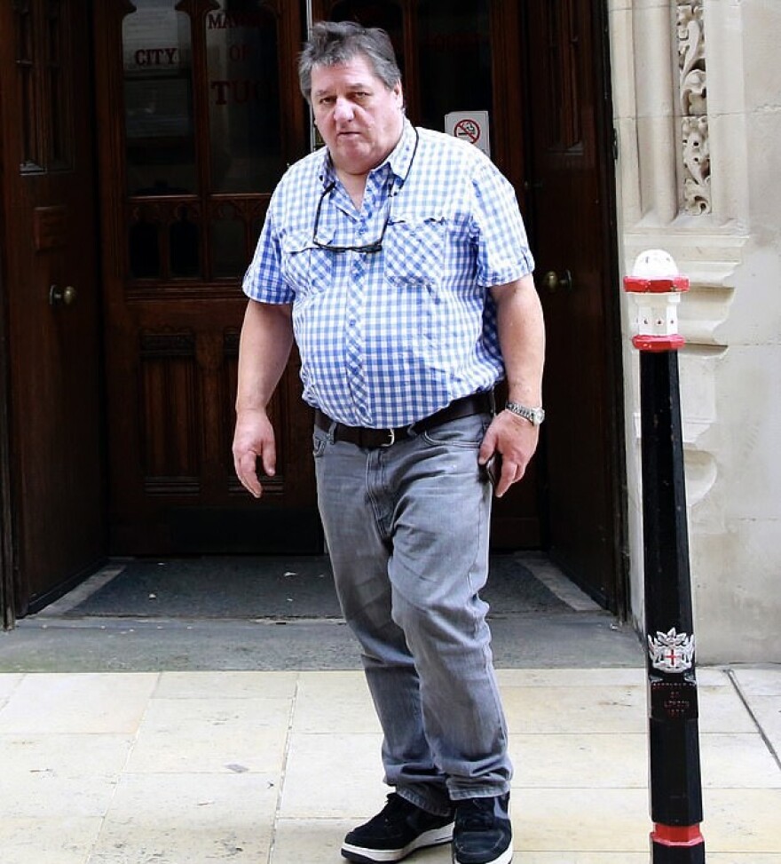 Ο εκατομμυριούχος που έσυρε έναν οδοκαθαριστή στα δικαστήρια για ένα φιλικό δάνειο