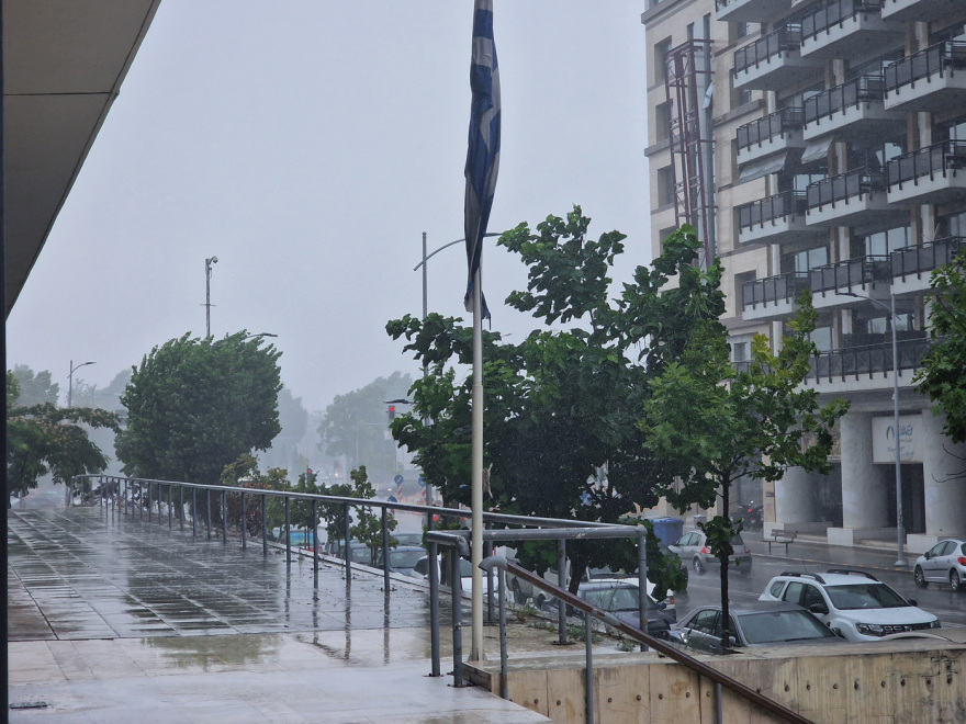 Βίντεο: Άνοιξαν οι ουρανοί στη Θεσσαλονίκη - Αυτοκίνητα «βούλιαξαν» σε δρόμους-ποτάμια