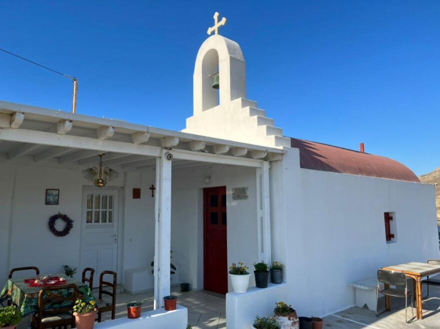 Μύκονος: Η Ι.Μ. Παναγίας Τουρλιανής διαψεύδει ότι ξωκλήσι μετατράπηκε σε τουριστικό κατάλυμα
