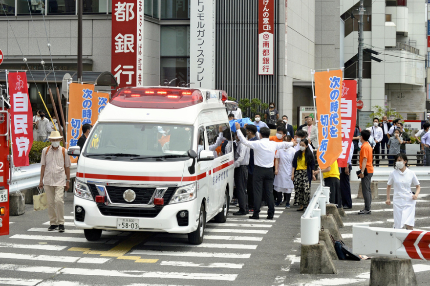 Σίνζο Άμπε: Πυροβόλησαν πισώπλατα τον πρώην πρωθυπουργό της Ιαπωνίας ενώ έδινε ομιλία