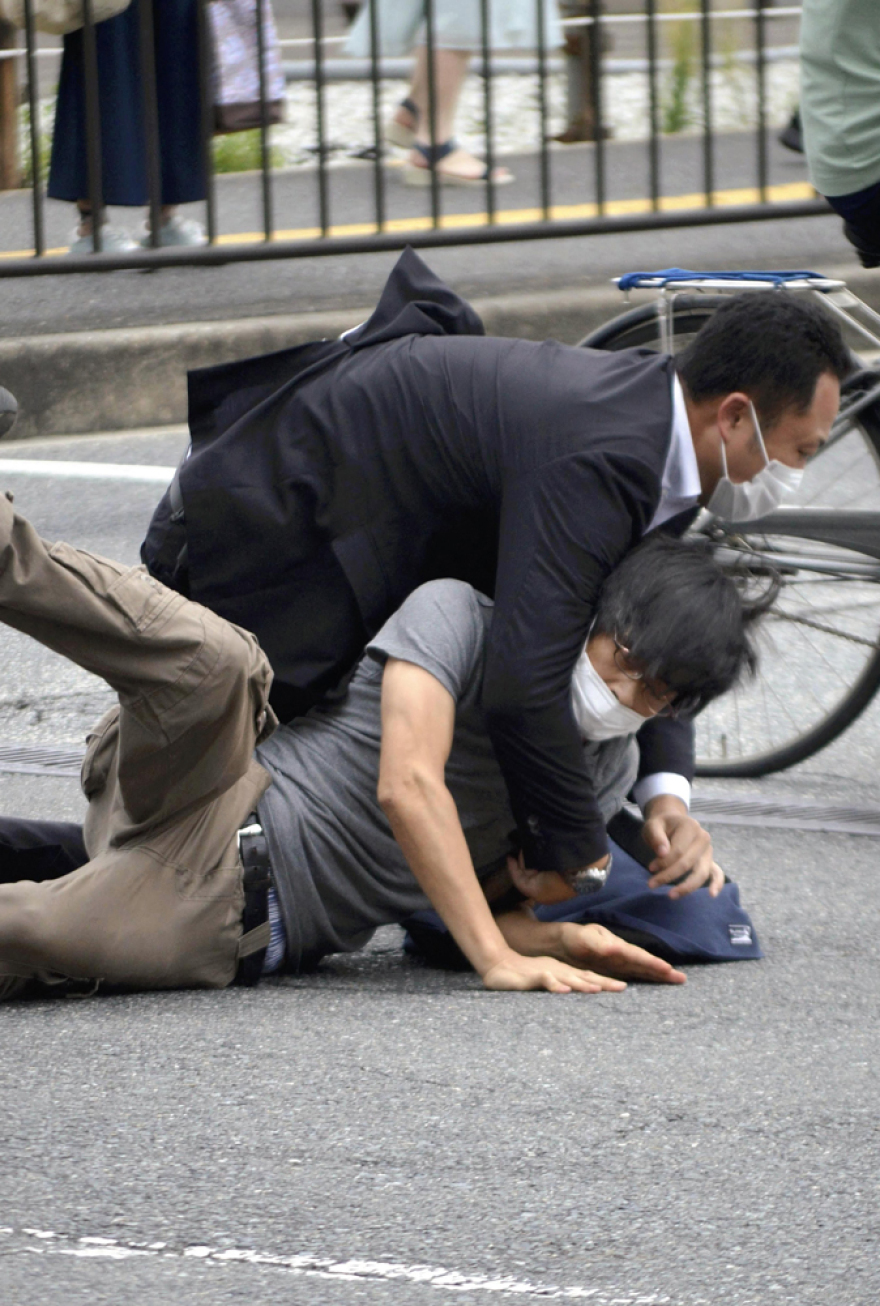 Σίνζο Άμπε: Πυροβόλησαν πισώπλατα τον πρώην πρωθυπουργό της Ιαπωνίας ενώ έδινε ομιλία