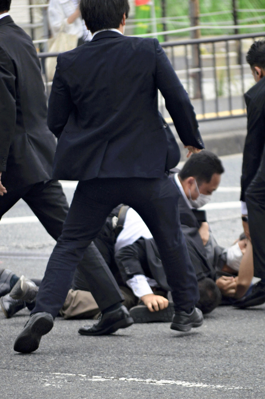 Σίνζο Άμπε: Πυροβόλησαν πισώπλατα τον πρώην πρωθυπουργό της Ιαπωνίας ενώ έδινε ομιλία