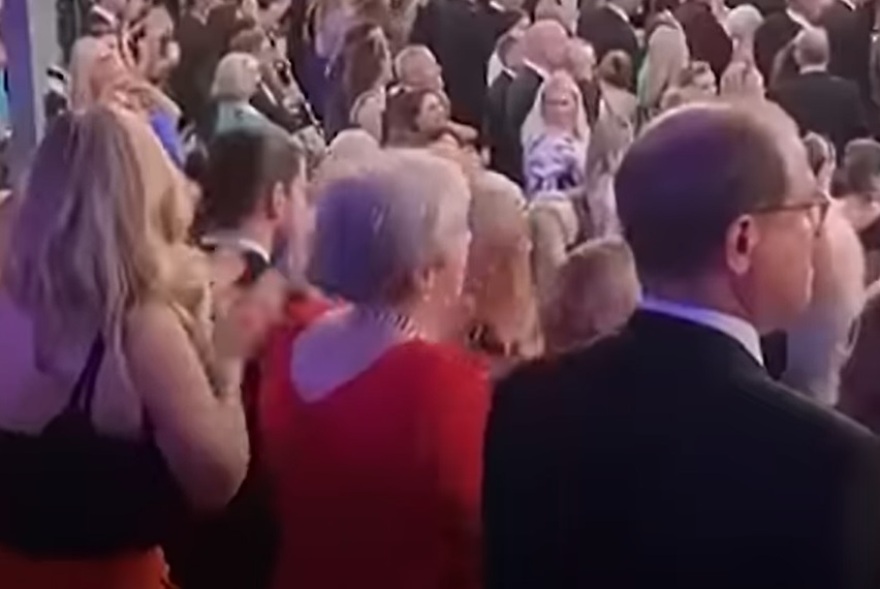 Βρετανία: Η Τερέζα Μέι φόρεσε τα κόκκινα και το έριξε στο χορό μετά την παραίτηση του Μπόρις Τζόνσον