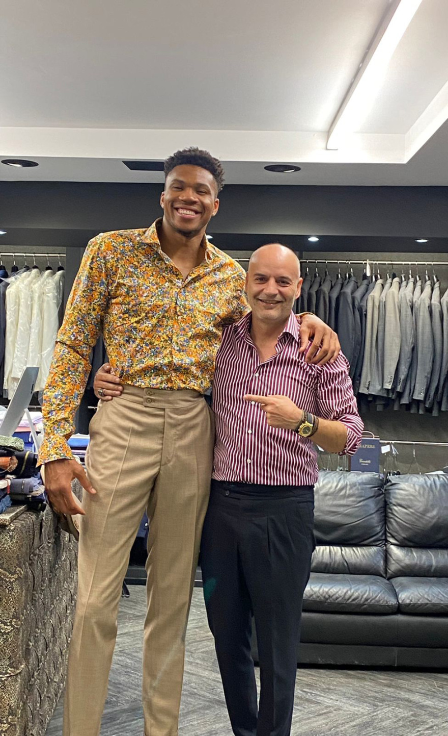 Ο Γιάννης και ο Κώστας Αντετοκούμπο στο ατελιέ του Γιώργου Παπαδόγαμβρου στην Κηφισιά