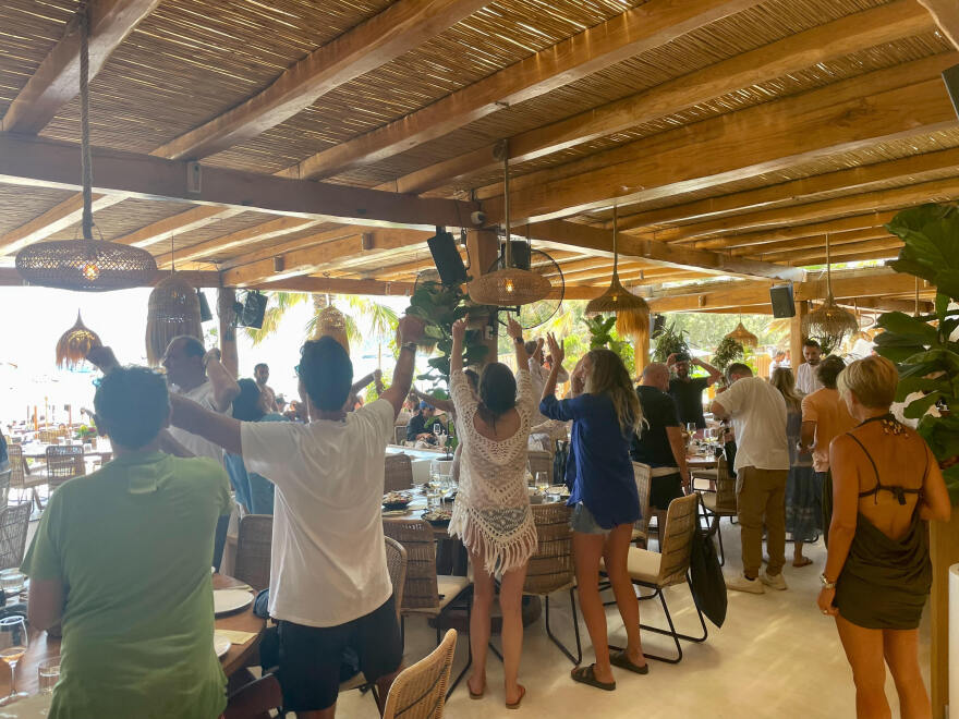 Μύκονος: Άνοιξαν 300 σαμπάνιες και πλήρωσαν 60.000 ευρώ 