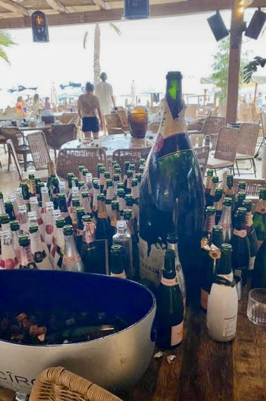 Μύκονος: Άνοιξαν 300 σαμπάνιες και πλήρωσαν 60.000 ευρώ 