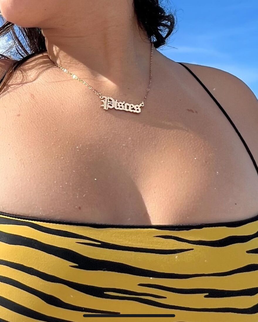 Καμίλα Καμπέγιο: «Ανέβασε τη θερμοκρασία» με τις πόζες της στην παραλία