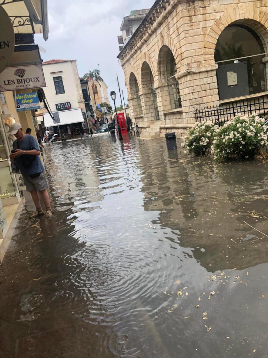 Άνοιξαν οι ουρανοί στο Ρέθυμνο: Διακοπές ρεύματος, ποτάμια οι δρόμοι από την καταιγίδα - Βίντεο