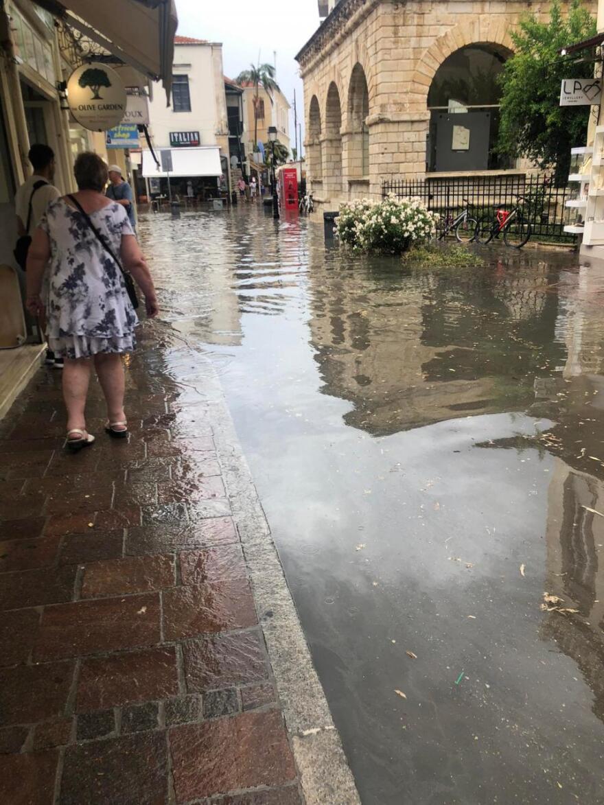 Άνοιξαν οι ουρανοί στο Ρέθυμνο: Διακοπές ρεύματος, ποτάμια οι δρόμοι από την καταιγίδα - Βίντεο