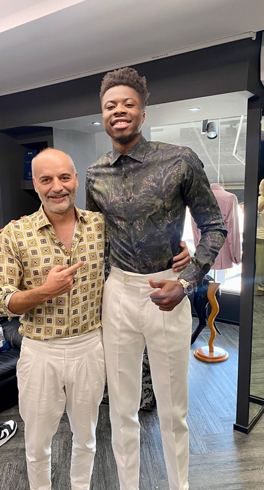 Ο Γιάννης και ο Κώστας Αντετοκούμπο στο ατελιέ του Γιώργου Παπαδόγαμβρου στην Κηφισιά