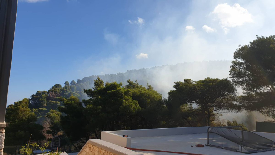 Λευκάδα: Φωτιά στο Πόρτο Κατσίκι – Επιχείρηση της Πυροσβεστικής και με εναέρια μέσα