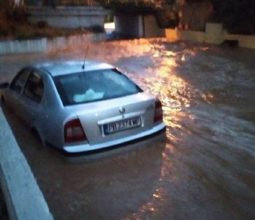 Άνοιξαν οι ουρανοί στο Ρέθυμνο: Διακοπές ρεύματος, ποτάμια οι δρόμοι από την καταιγίδα - Βίντεο