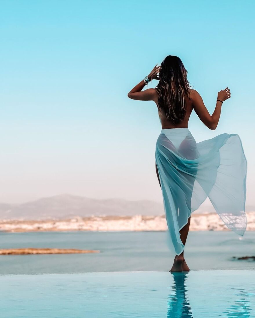 Βρισηίδα Ανδριώτου: Φωτογραφίζεται στην Πάρο με φόντο το απέραντο γαλάζιο