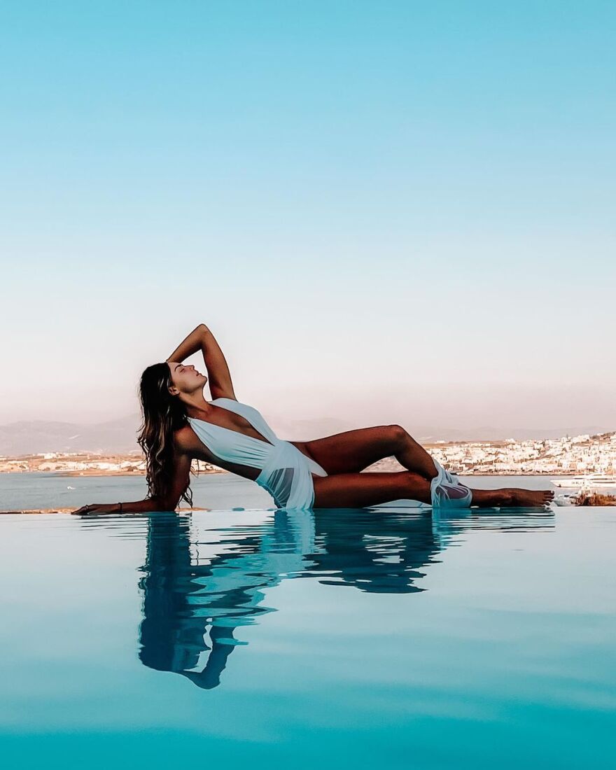 Βρισηίδα Ανδριώτου: Φωτογραφίζεται στην Πάρο με φόντο το απέραντο γαλάζιο