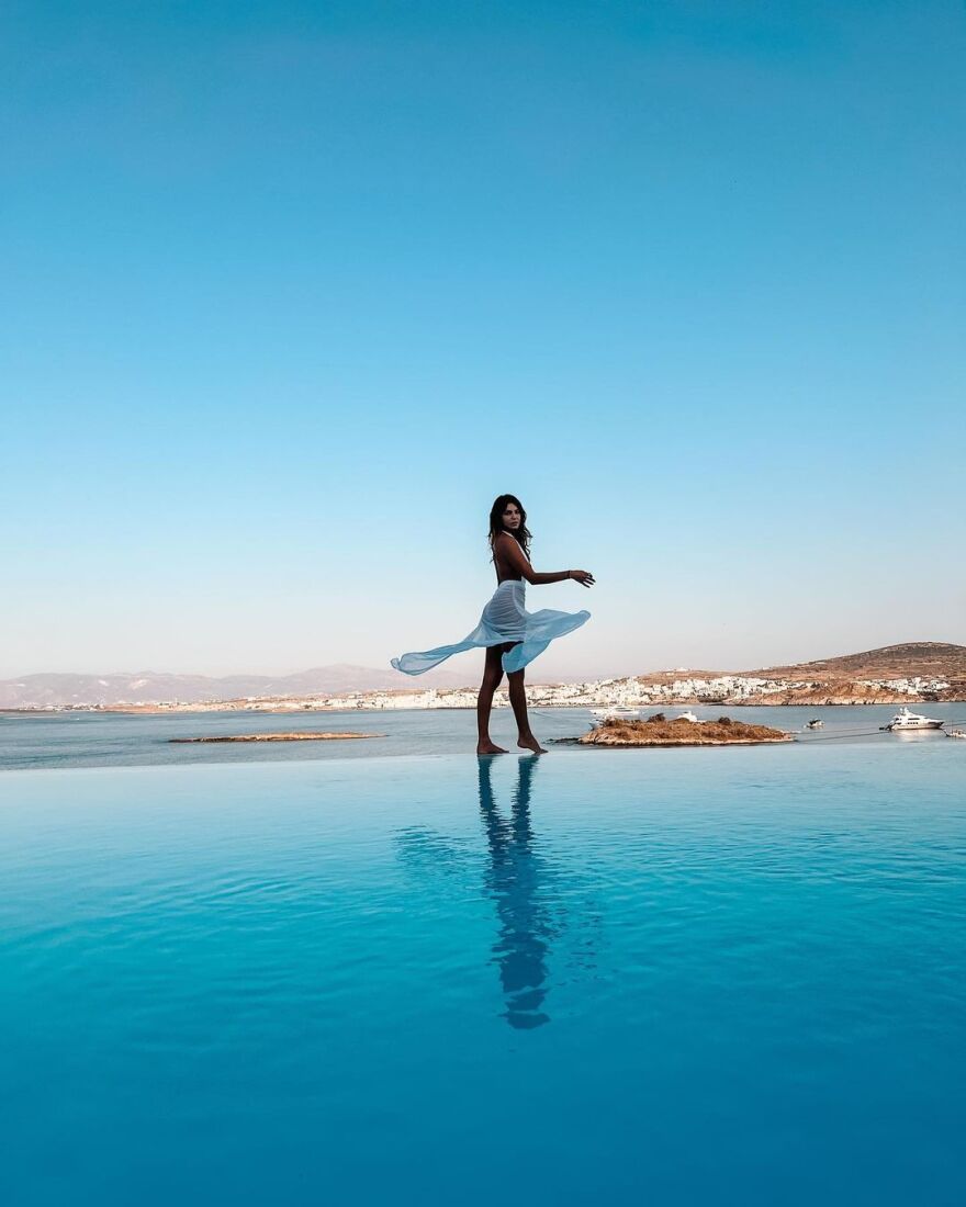 Βρισηίδα Ανδριώτου: Φωτογραφίζεται στην Πάρο με φόντο το απέραντο γαλάζιο