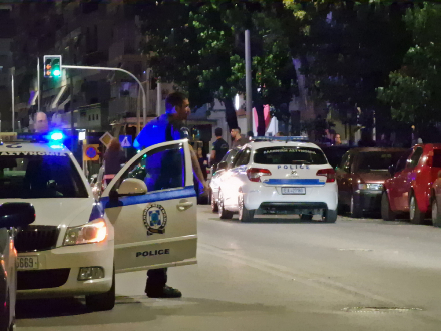 Θεσσαλονίκη: Παρέα δέκα ατόμων πλακώθηκαν στο ξύλο και γρονθοκόπησαν 37χρονο που πήγε να τους χωρίσει