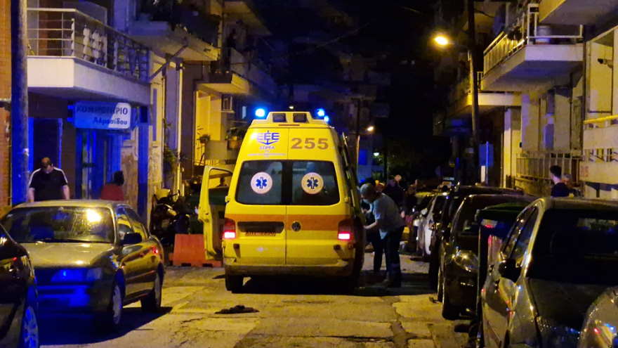 Θεσσαλονίκη: Παρέα δέκα ατόμων πλακώθηκαν στο ξύλο και γρονθοκόπησαν 37χρονο που πήγε να τους χωρίσει