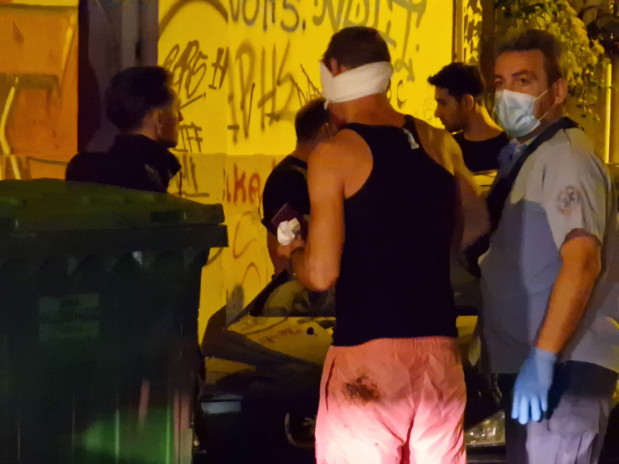 Θεσσαλονίκη: Παρέα δέκα ατόμων πλακώθηκαν στο ξύλο και γρονθοκόπησαν 37χρονο που πήγε να τους χωρίσει