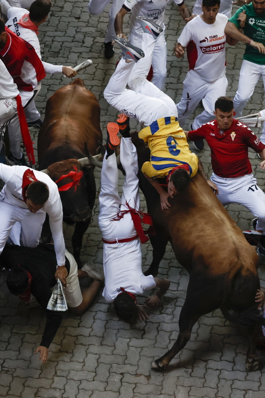 Ισπανία: Τρεις δρομείς τραυματίστηκαν από ταύρους στο φεστιβάλ του Σαν Φερμίν - Βίντεο και φωτογραφίες