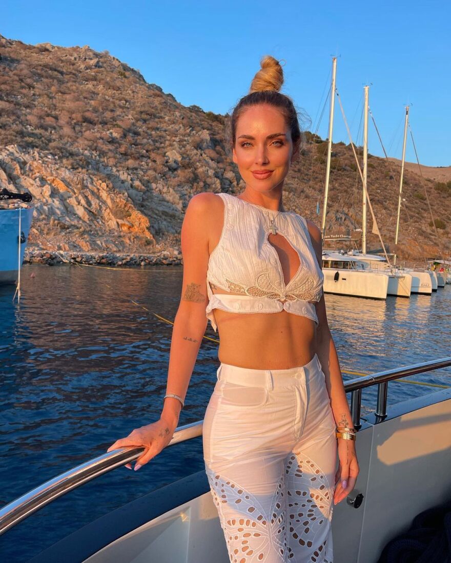 Κιάρα Φεράνι: Γυμνή σε σκάφος στην Ύδρα