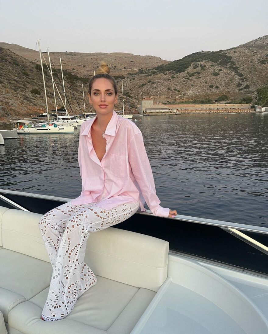 Κιάρα Φεράνι: Γυμνή σε σκάφος στην Ύδρα