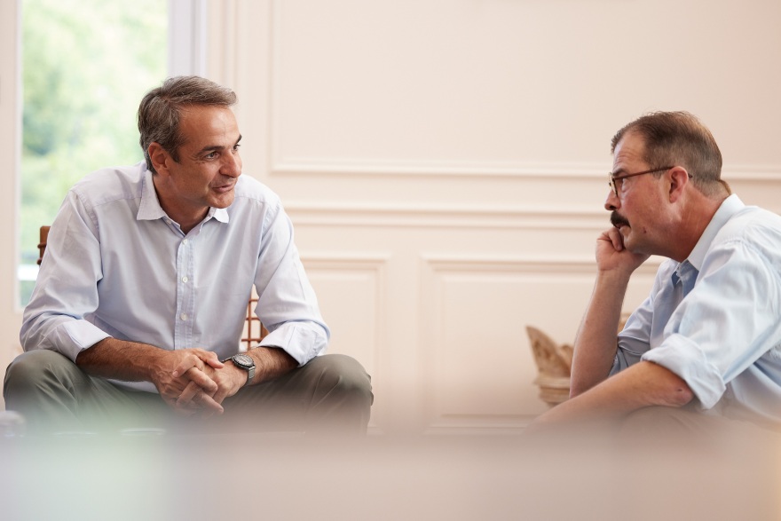 Παρουσία Μητσοτάκη ο βραβευμένος με Γκράμι Κρίστοφερ Κινγκ πήρε την ελληνική ιθαγένεια