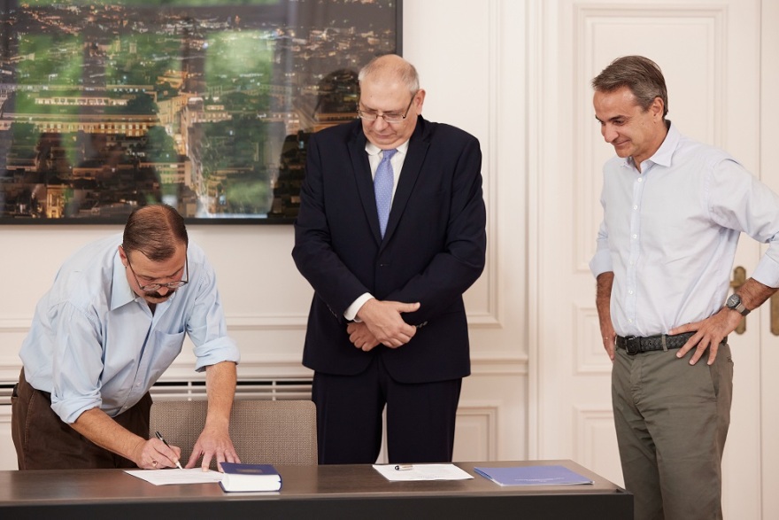 Παρουσία Μητσοτάκη ο βραβευμένος με Γκράμι Κρίστοφερ Κινγκ πήρε την ελληνική ιθαγένεια